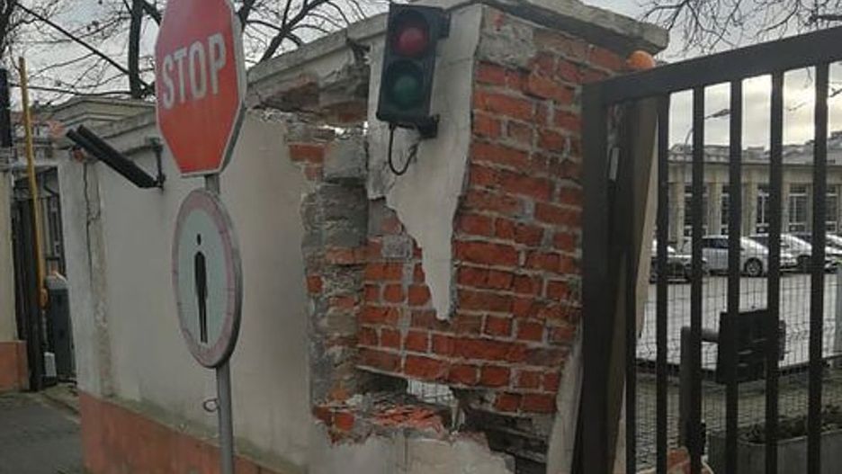 Uszkodzona brama obiektu SOP przy ul Podchorążych 32