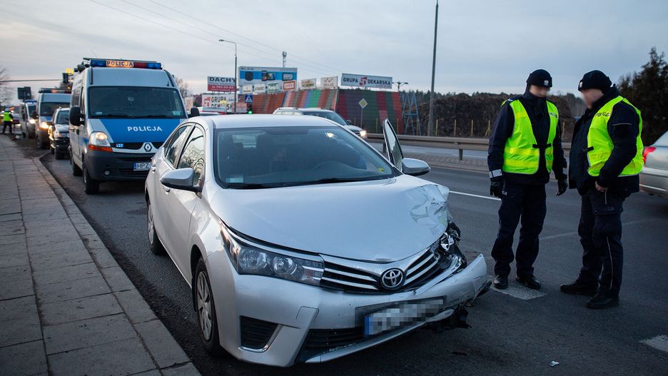 Wypadek z udziałem auta SOP na Trakcie Brzeskim pod Warszawą w lutym 2019 r.