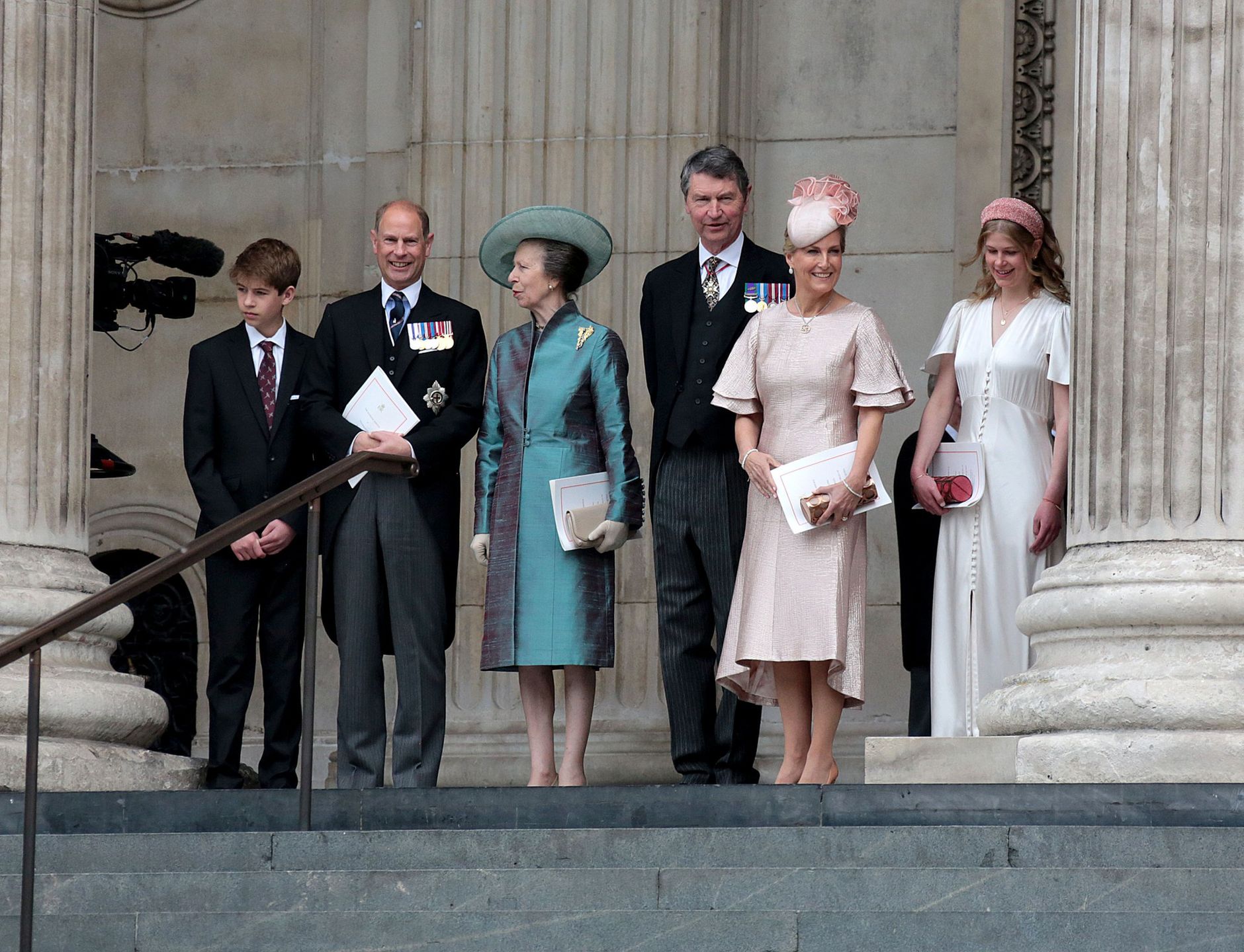 Książę Edward i hrabina Sophie z Wessex, ich syn James, córka Louise, księżniczka Anna i Timothy Laurence