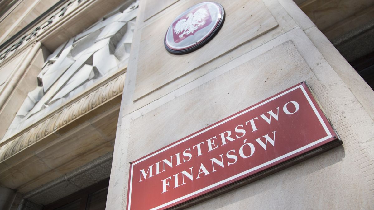 Departament polityki makroekonomicznej przygotowuje analizy i prognozy niezbędne w formułowaniu i realizacji polityki fiskalnej państwa