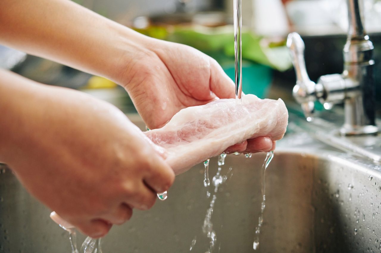 washing meat, photo. Freepik