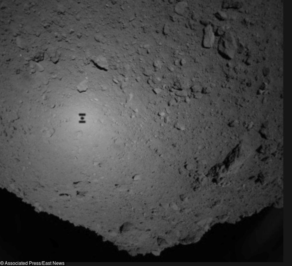 Udane lądowanie na asteroidzie. Japończycy pokazali pierwsze zdjęcia