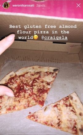Weronika Rosati zajada się bezglutenową pizzą 