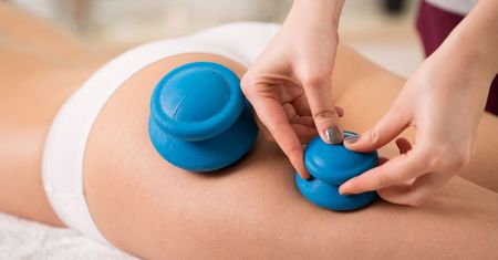 Masaż bańką chińską. Jak wykonać masaż antycellulitowy w domu?