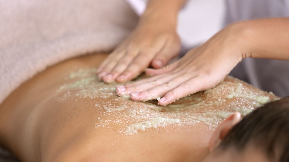 Odżywczy peeling z cukru równie dobrze możesz zrobić w domu
