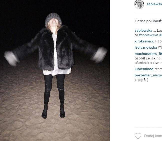 Maja Sablewska nad morzem w zimowej stylizacji