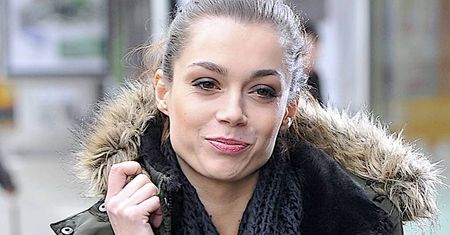 Szczuplutka Paulina Papierska dwa tygodnie po porodzie na spacerze z dzieckiem. Za ten wózek zapłaciła fortunę