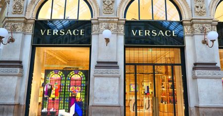 Versace ulega naciskom aktywistów i rezygnuje ze stosowania drogiego materiału