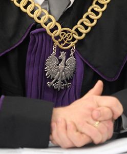 Policjanci bili pałką i rzucali o ścianę. Po latach zapadł wyrok