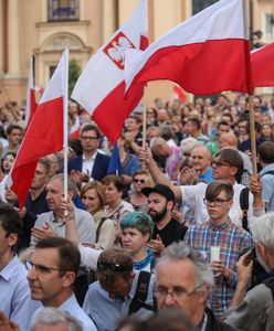 Dwa weta. Czy na decyzję prezydenta wpłynęły protesty ws. zmian w sądownictwie?