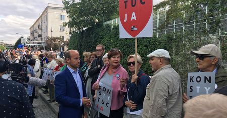 Połowa Polaków negatywnie ocenia działania PiS ws. Sądu Najwyższego. Prawie tyle samo popiera protesty