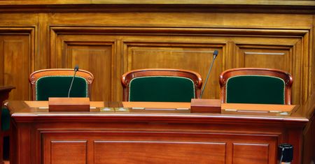 Kodeks pracy. Pracownik, który udowadnia w sądzie, że został niesłusznie zwolniony, może wrócić do firmy szybciej. Warunkowo