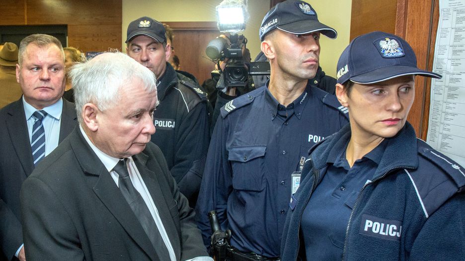 Prezes PiS interwencji policji się nie doczekał, a chwilę później przeszedł w inną stronę sądowego korytarza.