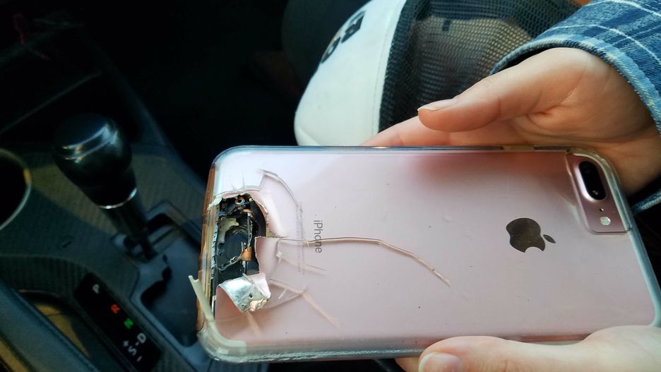 Fotografia pokazuje zniszczony telefon