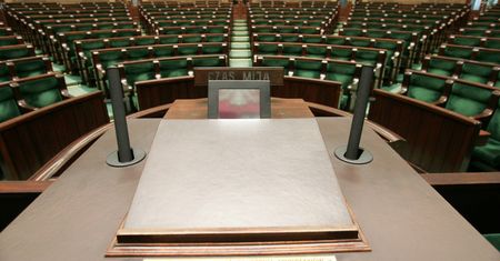 PiS ma powody do niepokoju. Poparcie dla tego ugrupowania spadło do 27 proc.