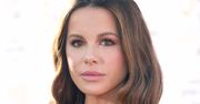 Kate Beckinsale nie zostawiła wiele dla wyobraźni. 45-latka w mocno rozciętej sukience