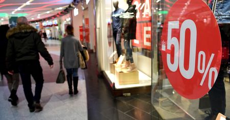 Miliony nowych ubrań na śmietniku. Nadpodaż odzieży