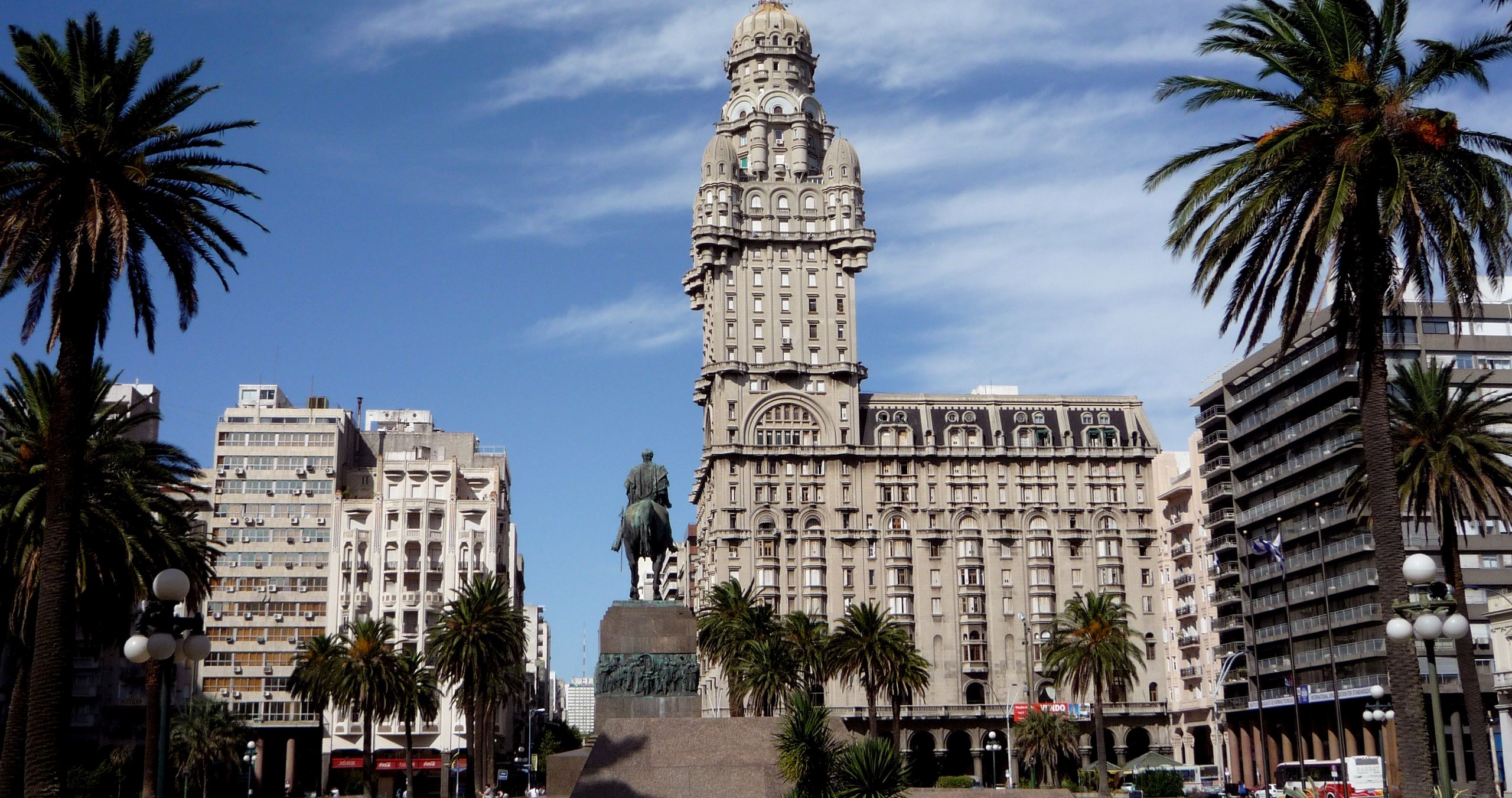 Siedziba Parva Domus - budynek Palacio Salvo w Montevideo w Urugwaju