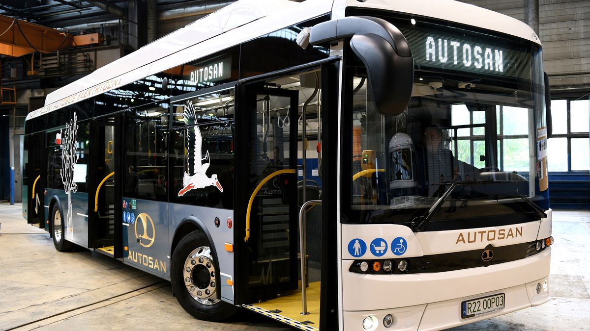 Pierwszy w pełni elektryczny autobus zjechał właśnie z tasmy produkcyjnej w fabryce Autosana w Sanoku