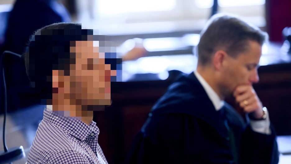 Jędrzej C. zostawił swoją pracownicę na przystanku, kiedy ta dostała wylewu. Prokuratura chce dla niego surowej kary