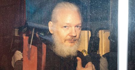 Julian Assange szpiegował i brudził w ambasadzie. Teraz stanie przed sądem
