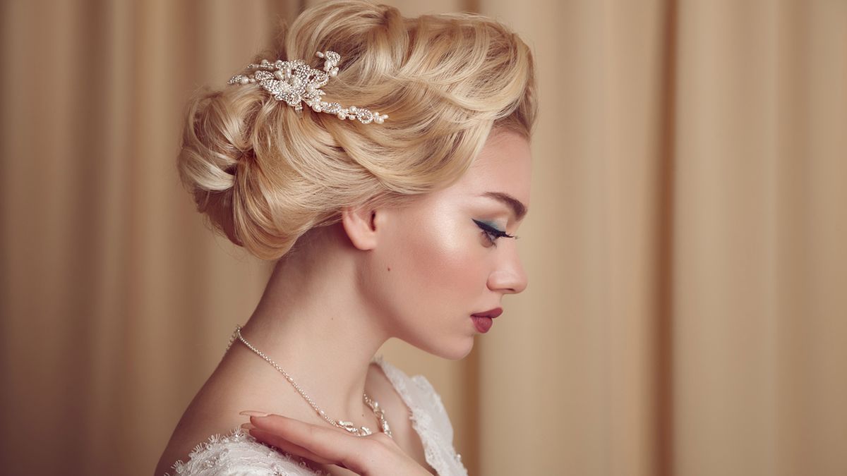 Dodatki do fryzury ślubnej potrafią podkreślić urodę panny młodej