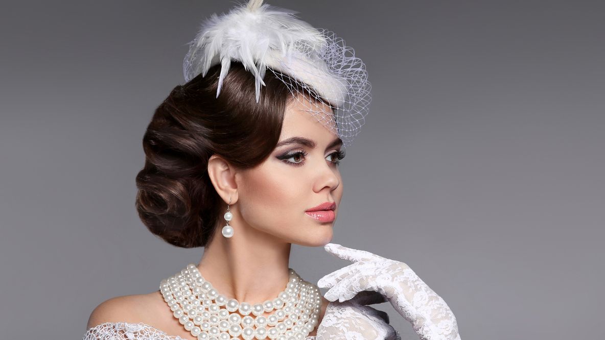 Fryzury ślubne bez welonu mogą nawiązywać do stylów retro, boho i glamour
