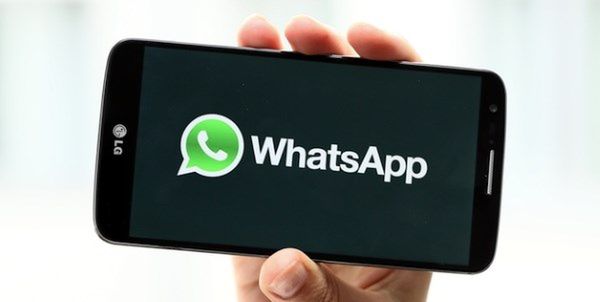 WhatsApp zacznie dzielić się danymi z Facebookiem. Wyświetli reklamy?