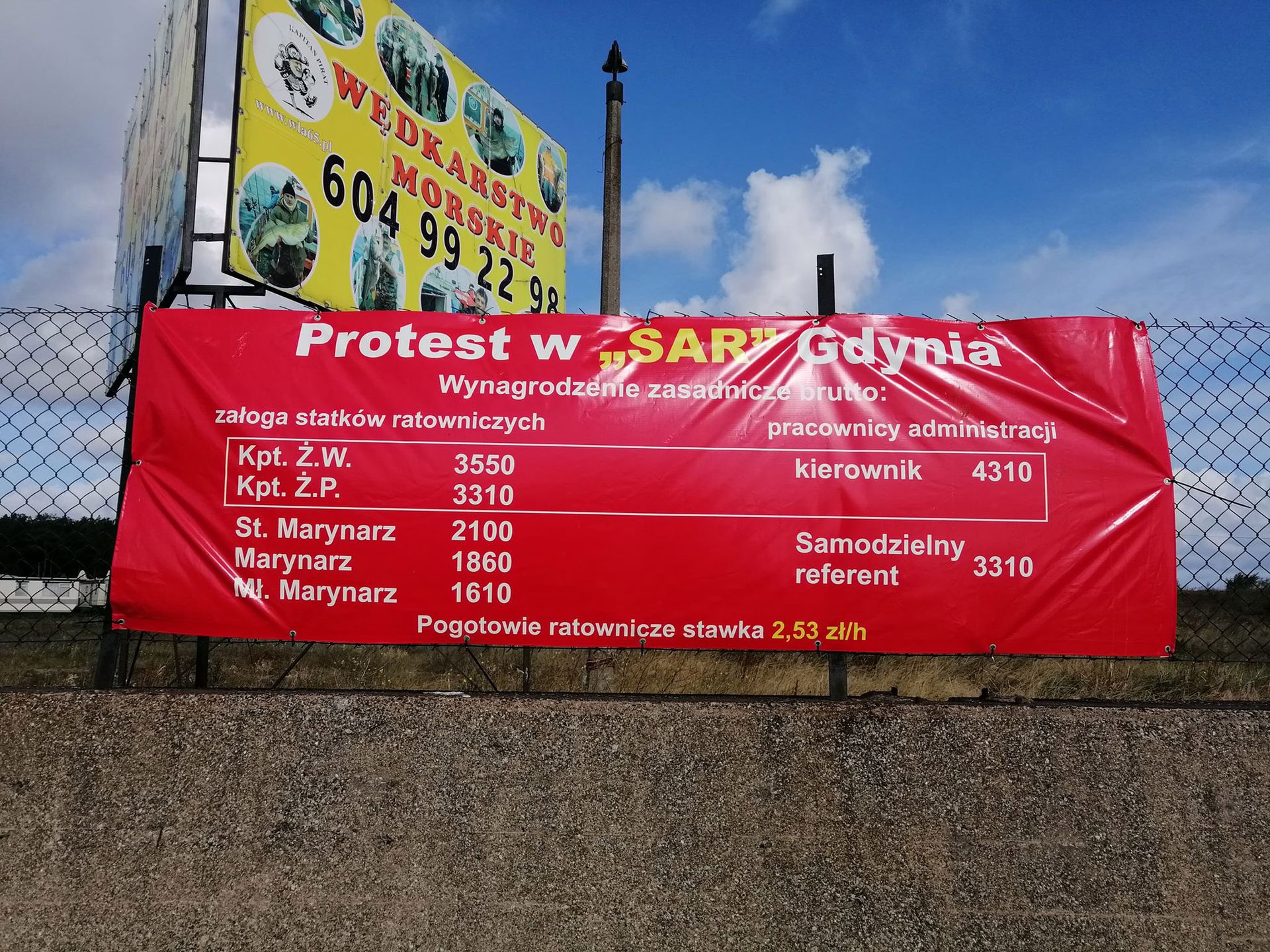 Baner protestujących ratowników w porcie we Władysławowie 