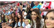 Ukochane polskich piłkarzy na trybunach. Kibicują czy pozują?