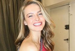 Karolina Pisarek w cielistym bikini. Zmysłowa sesja nad basenem