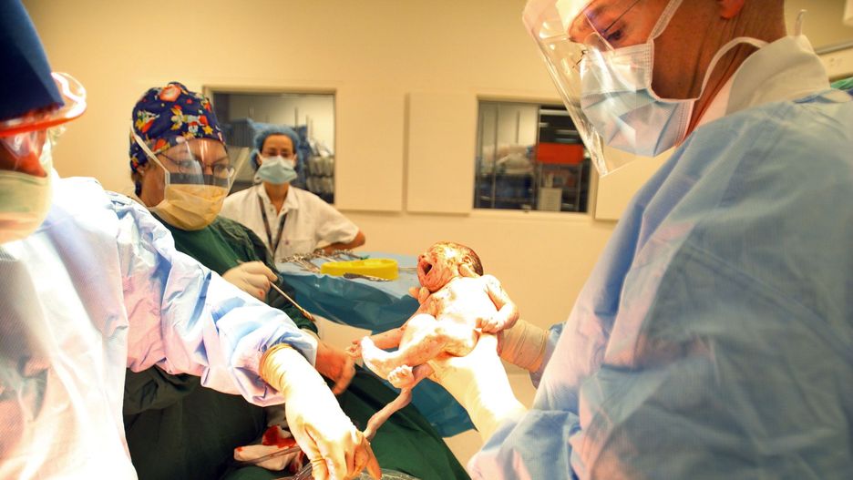 Poród przez cesarskie cięcie znów został skrytykowany.