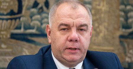 Jacek Sasin unosi się honorem. Chce, by z pensji potrącono mu nagrodę