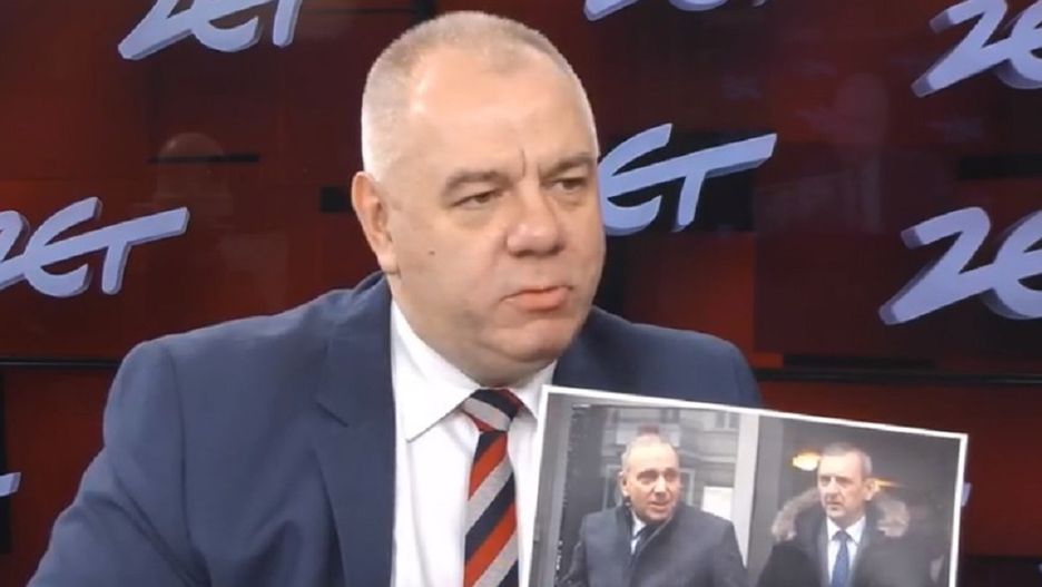 Strajk nauczycieli 2019. Sasin pokazuje zdjęcia Sławomira Broniarza z opozycją