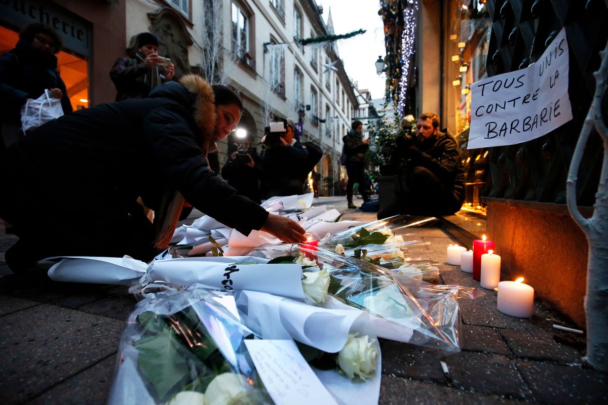 Strzały w Strasburgu. Krewni napastnika zatrzymani. Obława na strzelca trwa