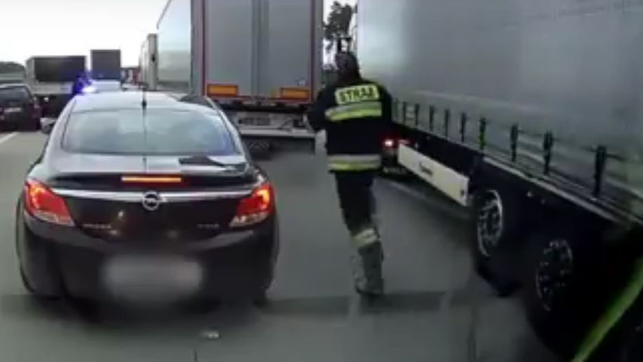 Wypadek na a2, zginął kierowca busa.