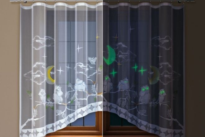 Niezwykła dekoracja okna w pokoju dziecięcym: świecąca firanka!