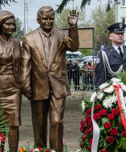 Biała Podlaska. Umieścił baner na pomniku Lecha Kaczyńskiego. Został zatrzymany