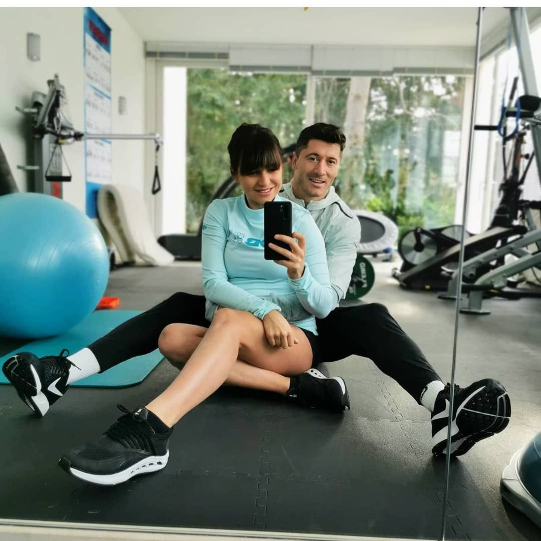 Anna i Robert Lewandowscy - gwiazdy przyłączyły się do akcji #zostanwdomu