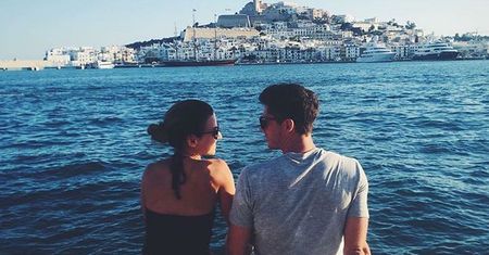 Lewandowscy przyłapani na plaży. Ania w bikini niesie Klarę, a Robert świeci nagim torsem