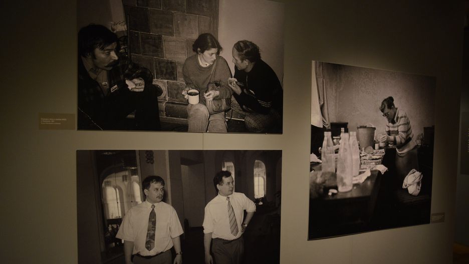 Zdjęcie braci Kaczyńskich w 1992 r. obok fotografii z lat 1980-81