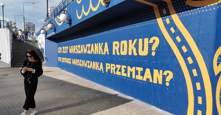 Zmiany w centrum. Nowe banery na "patelni" przed wejściem do stacji Metro Centrum