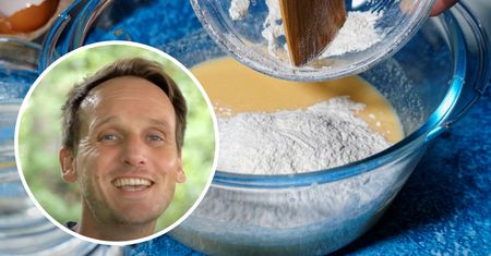 Nie tylko mleko, Pascal Brodnicki wlewa do naleśników coś jeszcze. Ten patent poznał już jako dziecko