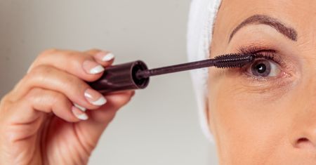 Oślepła po użyciu 20-letniego tuszu do rzęs. Termin przydatności kosmetyków to sprawa kluczowa