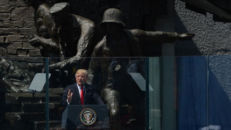 Donald Trump na tle Pomnika Powstania Warszawskiego w Warszawie