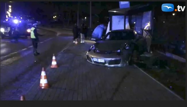 Porsche wjechało w przystanek w Gdańsku. Kierowca zgłosił się na policję