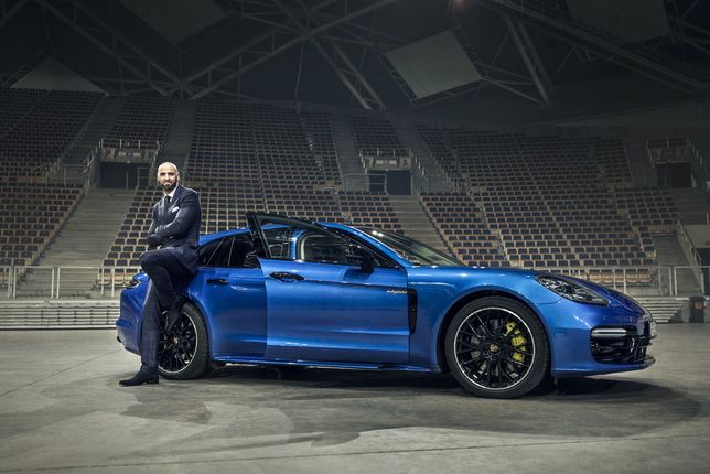 Po raz pierwszy Porsche zdecydowało się na Sport Turismo, czyli nadwozie przypominające kombi  
