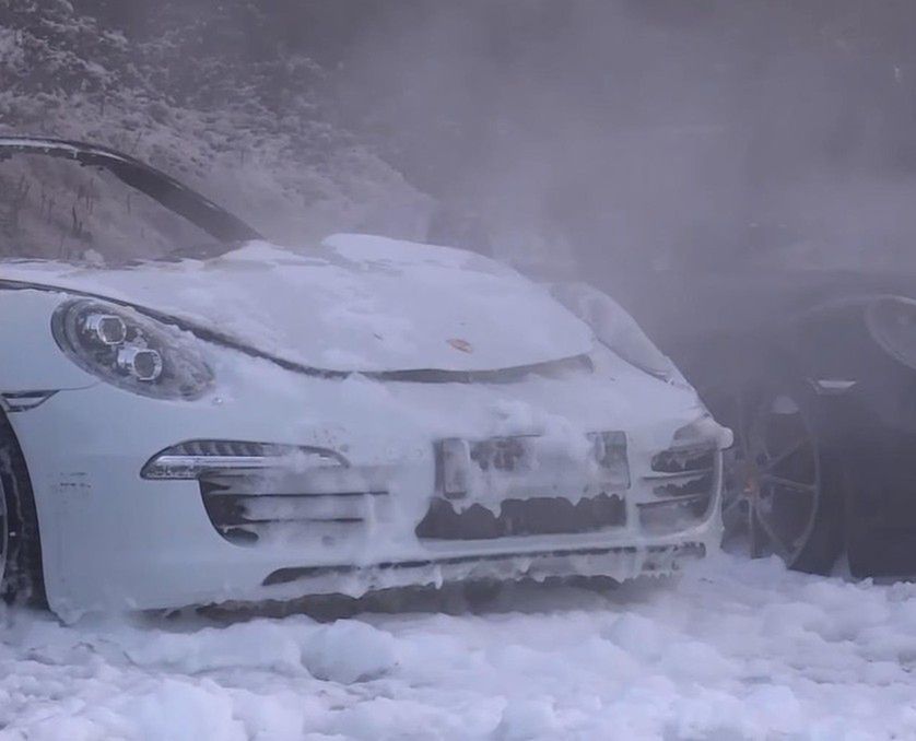 Spłonęło dziesięć Porsche na parkingu dilera. Straty sięgają miliona euro