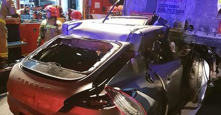 Wielkopolska. Tragedia na A2 koło Konina. Porsche wbiło się w tira