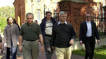 Włodzimierz Cimoszewicz i Joschka Fischer podczas zwiedzania Białowieży